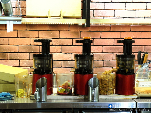 Dochi Juice 都奇果汁(金典店)：〖台中│美食〗Dochi Juice 都奇果汁 ❤ 可愛積木ＤＩＹ，美味果汁自己配，慢磨、新鮮、自然、好吃～