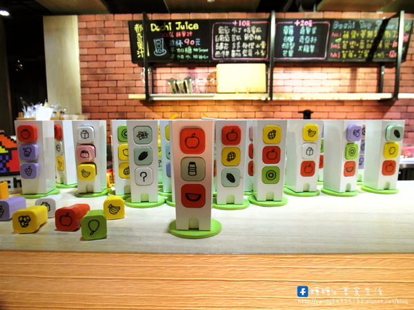 Dochi Juice 都奇果汁(金典店)：〖台中│美食〗Dochi Juice 都奇果汁 ❤ 可愛積木ＤＩＹ，美味果汁自己配，慢磨、新鮮、自然、好吃～