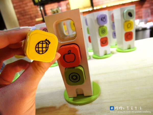 Dochi Juice 都奇果汁(金典店)：〖台中│美食〗Dochi Juice 都奇果汁 ❤ 可愛積木ＤＩＹ，美味果汁自己配，慢磨、新鮮、自然、好吃～