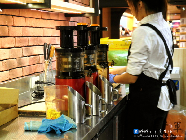 Dochi Juice 都奇果汁(金典店)：〖台中│美食〗Dochi Juice 都奇果汁 ❤ 可愛積木ＤＩＹ，美味果汁自己配，慢磨、新鮮、自然、好吃～