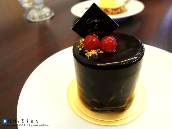 Cream & Sugar 甜忌廉甜點店：〖台中│美食〗Cream & Sugar 甜忌廉甜點店 ❤ 鄰近SOGO百貨，超療癒甜點店，裡頭還隱藏了可愛的蛋~黃~哥~唷!!