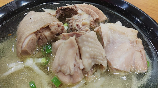藍玲牛肉麵:「信義安和牛肉麵」【藍玲四川牛肉麵】川味獨門手藝,簡單樸實的媽媽味!