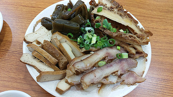 藍玲牛肉麵:「信義安和牛肉麵」【藍玲四川牛肉麵】川味獨門手藝,簡單樸實的媽媽味!