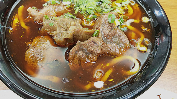 藍玲牛肉麵:「信義安和牛肉麵」【藍玲四川牛肉麵】川味獨門手藝,簡單樸實的媽媽味!