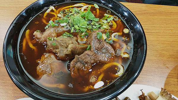 藍玲牛肉麵:「信義安和牛肉麵」【藍玲四川牛肉麵】川味獨門手藝,簡單樸實的媽媽味!