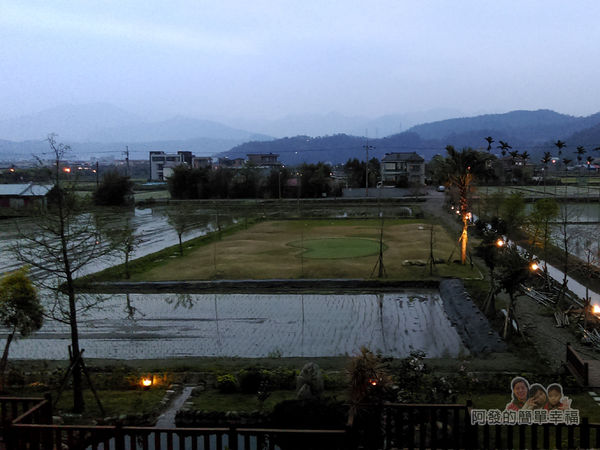 好客三星民宿30-晚間的親子房室陽台外的夜色