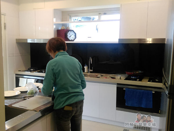 好客三星民宿33-在廚房忙著做早餐的管家阿姨