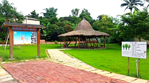 台南白河斗笠公園：【台南景點】台南白河斗笠公園~詔安社區金黃色阿勃勒