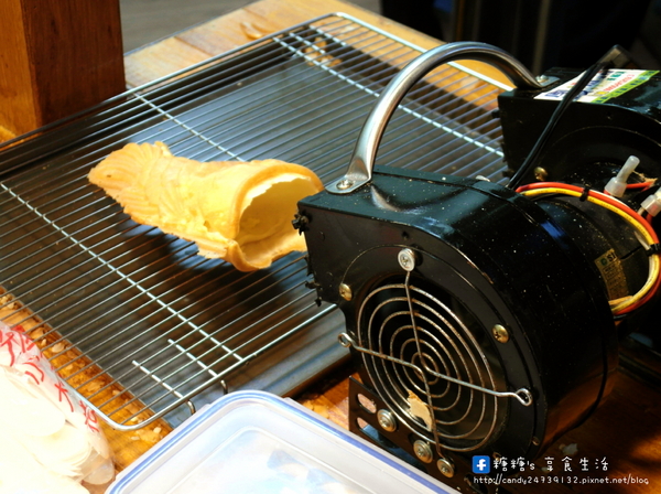 東海商圈-鯛魚燒霜淇淋:〖台中│美食〗東海商圈-鯛魚燒霜淇淋 ❤ 外酥內軟,份量超大!!每天都會換兩種不同口味,現在還有買一送一的活動~快來搶便宜唷!!