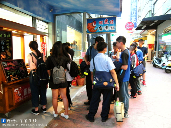 東海商圈-鯛魚燒霜淇淋:〖台中│美食〗東海商圈-鯛魚燒霜淇淋 ❤ 外酥內軟,份量超大!!每天都會換兩種不同口味,現在還有買一送一的活動~快來搶便宜唷!!