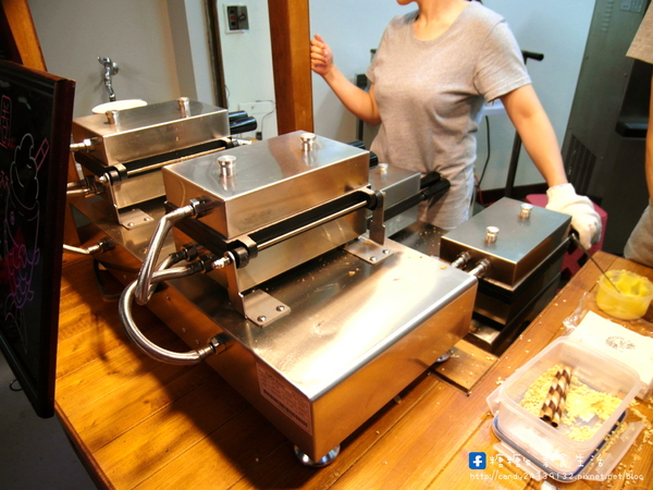 東海商圈-鯛魚燒霜淇淋:〖台中│美食〗東海商圈-鯛魚燒霜淇淋 ❤ 外酥內軟,份量超大!!每天都會換兩種不同口味,現在還有買一送一的活動~快來搶便宜唷!!