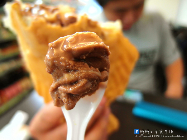 東海商圈-鯛魚燒霜淇淋:〖台中│美食〗東海商圈-鯛魚燒霜淇淋 ❤ 外酥內軟,份量超大!!每天都會換兩種不同口味,現在還有買一送一的活動~快來搶便宜唷!!