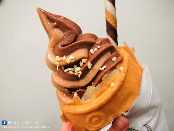 東海商圈-鯛魚燒霜淇淋:〖台中│美食〗東海商圈-鯛魚燒霜淇淋 ❤ 外酥內軟,份量超大!!每天都會換兩種不同口味,現在還有買一送一的活動~快來搶便宜唷!!