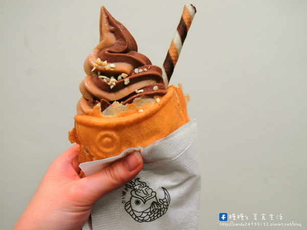 東海商圈-鯛魚燒霜淇淋:〖台中│美食〗東海商圈-鯛魚燒霜淇淋 ❤ 外酥內軟,份量超大!!每天都會換兩種不同口味,現在還有買一送一的活動~快來搶便宜唷!!