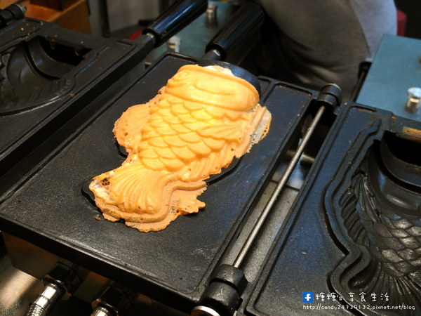 東海商圈-鯛魚燒霜淇淋:〖台中│美食〗東海商圈-鯛魚燒霜淇淋 ❤ 外酥內軟,份量超大!!每天都會換兩種不同口味,現在還有買一送一的活動~快來搶便宜唷!!