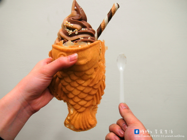 東海商圈-鯛魚燒霜淇淋:〖台中│美食〗東海商圈-鯛魚燒霜淇淋 ❤ 外酥內軟,份量超大!!每天都會換兩種不同口味,現在還有買一送一的活動~快來搶便宜唷!!