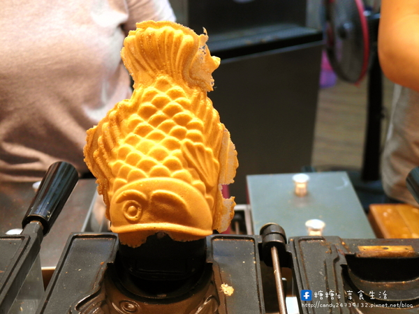 東海商圈-鯛魚燒霜淇淋:〖台中│美食〗東海商圈-鯛魚燒霜淇淋 ❤ 外酥內軟,份量超大!!每天都會換兩種不同口味,現在還有買一送一的活動~快來搶便宜唷!!