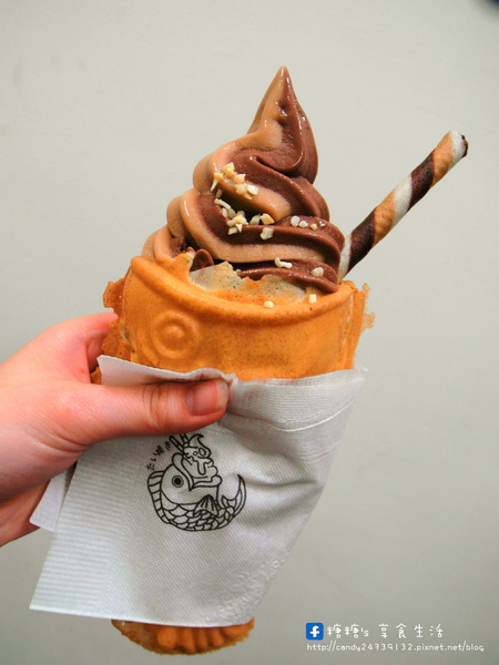 東海商圈-鯛魚燒霜淇淋:〖台中│美食〗東海商圈-鯛魚燒霜淇淋 ❤ 外酥內軟,份量超大!!每天都會換兩種不同口味,現在還有買一送一的活動~快來搶便宜唷!!