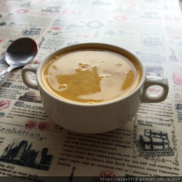 吉米老爹義大利麵:【竹北美食週記】超平價!口味比餐廳更濃厚,老闆怕出名的吉米老爹義大利麵。香甜金瓜濃湯,口味醇厚甘甜!大推薦!