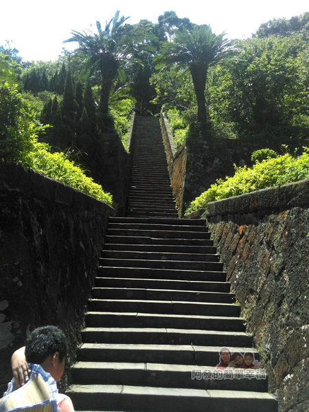 三峽白雞行脩宮14-前往後方山腰的階梯