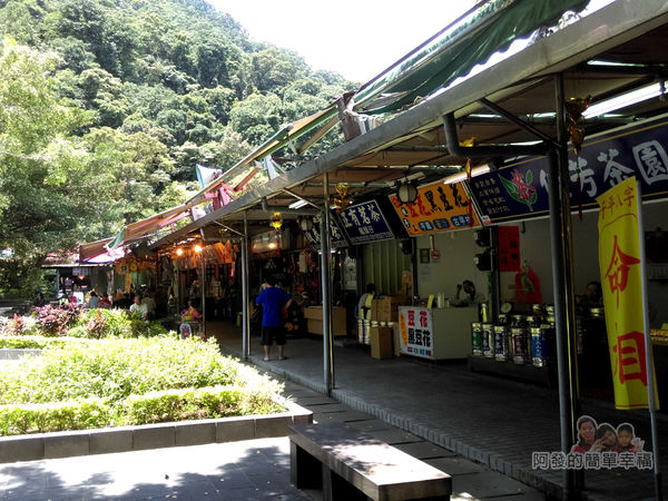 三峽白雞行脩宮01-行脩宮下方為觀光商場