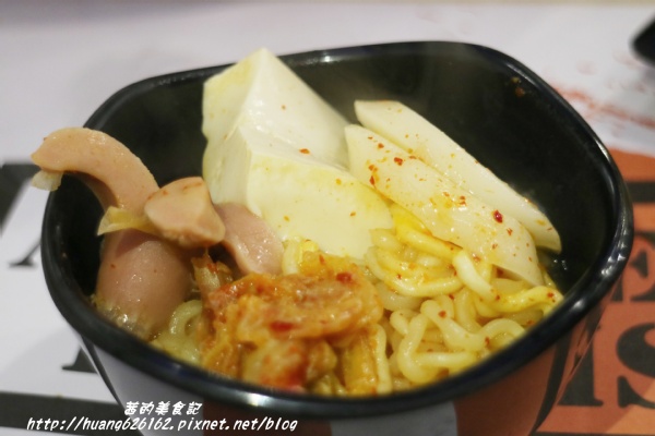 OMAYA春川炒雞(新北中和店)：【新北中和區】超級豐富的一鍋三吃 辛普森湯 起司部隊鍋『OMAYA春川炒雞(新北中和店)』中和韓式推薦