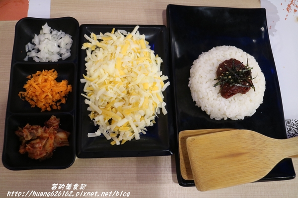 OMAYA春川炒雞(新北中和店)：【新北中和區】超級豐富的一鍋三吃 辛普森湯 起司部隊鍋『OMAYA春川炒雞(新北中和店)』中和韓式推薦