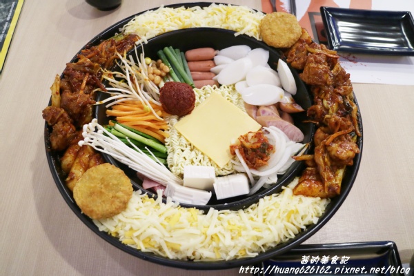 OMAYA春川炒雞(新北中和店)：【新北中和區】超級豐富的一鍋三吃 辛普森湯 起司部隊鍋『OMAYA春川炒雞(新北中和店)』中和韓式推薦