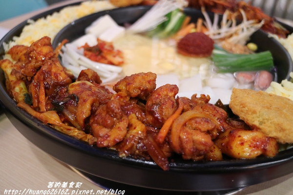 OMAYA春川炒雞(新北中和店)：【新北中和區】超級豐富的一鍋三吃 辛普森湯 起司部隊鍋『OMAYA春川炒雞(新北中和店)』中和韓式推薦