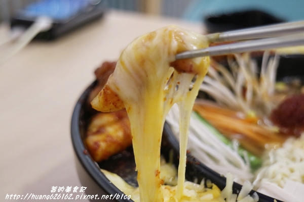 OMAYA春川炒雞(新北中和店)：【新北中和區】超級豐富的一鍋三吃 辛普森湯 起司部隊鍋『OMAYA春川炒雞(新北中和店)』中和韓式推薦