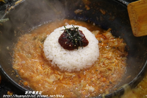 OMAYA春川炒雞(新北中和店)：【新北中和區】超級豐富的一鍋三吃 辛普森湯 起司部隊鍋『OMAYA春川炒雞(新北中和店)』中和韓式推薦