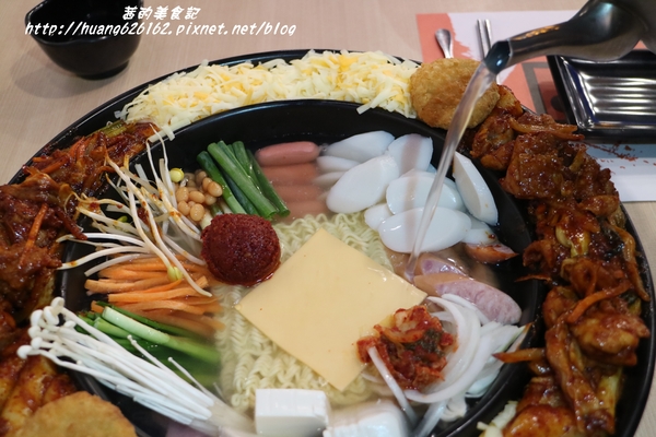 OMAYA春川炒雞(新北中和店)：【新北中和區】超級豐富的一鍋三吃 辛普森湯 起司部隊鍋『OMAYA春川炒雞(新北中和店)』中和韓式推薦