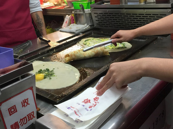 明倫蛋餅(逢甲二店):【食記】台中明倫蛋餅逢甲二店@西屯逢甲夜市 : 被神化的軟式可麗餅~口味一般但小貴!