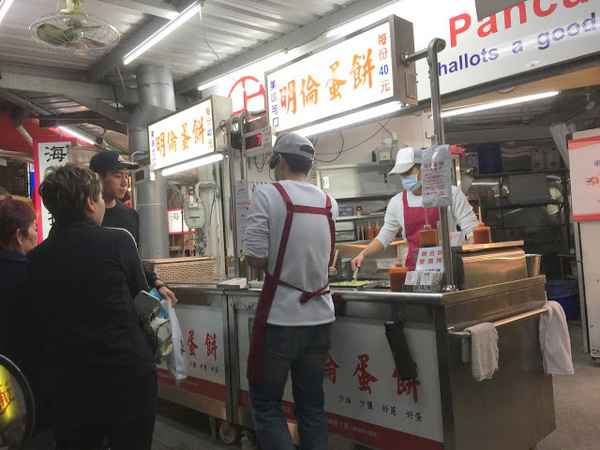 明倫蛋餅(逢甲二店):【食記】台中明倫蛋餅逢甲二店@西屯逢甲夜市 : 被神化的軟式可麗餅~口味一般但小貴!