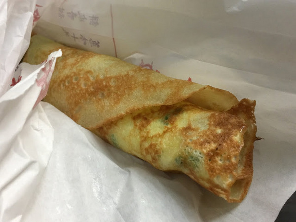 明倫蛋餅(逢甲二店):【食記】台中明倫蛋餅逢甲二店@西屯逢甲夜市 : 被神化的軟式可麗餅~口味一般但小貴!
