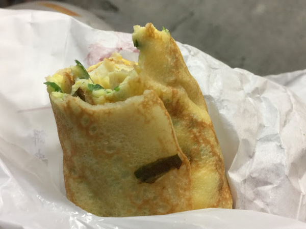 明倫蛋餅(逢甲二店):【食記】台中明倫蛋餅逢甲二店@西屯逢甲夜市 : 被神化的軟式可麗餅~口味一般但小貴!