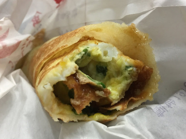 明倫蛋餅(逢甲二店):【食記】台中明倫蛋餅逢甲二店@西屯逢甲夜市 : 被神化的軟式可麗餅~口味一般但小貴!
