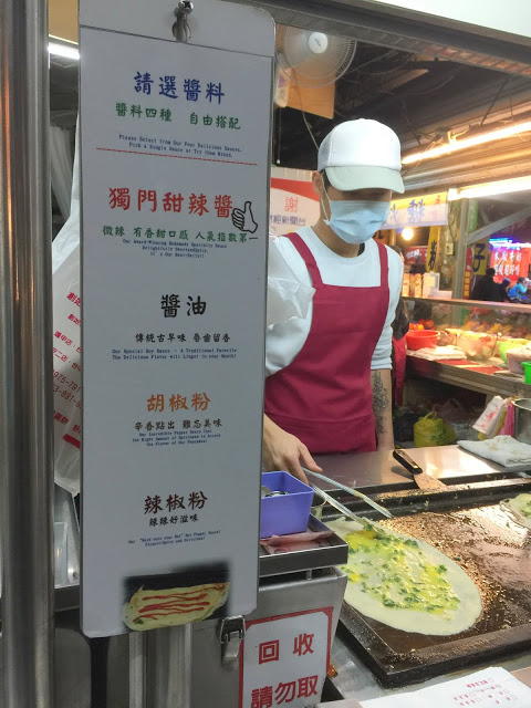 明倫蛋餅(逢甲二店):【食記】台中明倫蛋餅逢甲二店@西屯逢甲夜市 : 被神化的軟式可麗餅~口味一般但小貴!