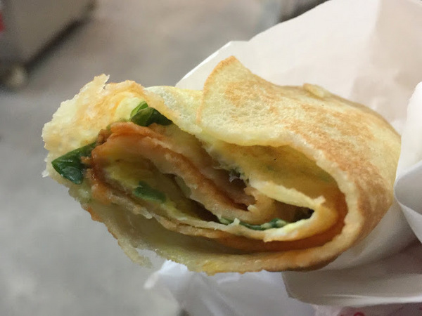 明倫蛋餅(逢甲二店):【食記】台中明倫蛋餅逢甲二店@西屯逢甲夜市 : 被神化的軟式可麗餅~口味一般但小貴!