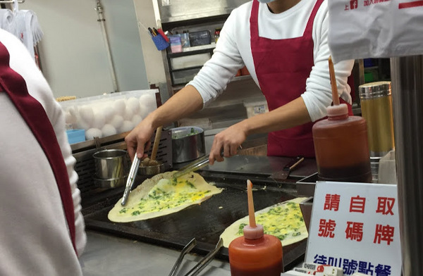 明倫蛋餅(逢甲二店):【食記】台中明倫蛋餅逢甲二店@西屯逢甲夜市 : 被神化的軟式可麗餅~口味一般但小貴!