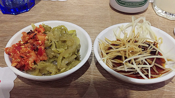 北芳園 專業精緻牛肉麵(信義店)：「台北牛肉麵」【北芳園專業精緻牛肉麵】藝人蕭敬騰愛吃，連觀光局、食尚玩家都指定必吃的牛肉麵店！