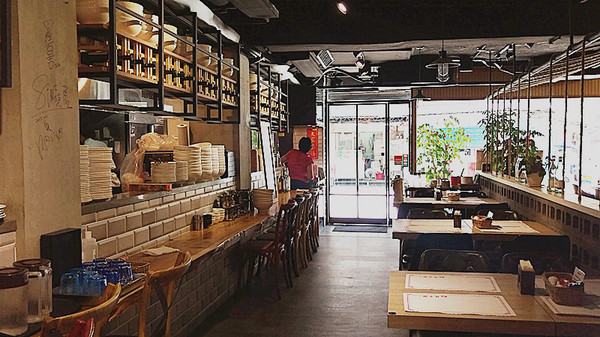 北芳園 專業精緻牛肉麵(信義店)：「台北牛肉麵」【北芳園專業精緻牛肉麵】藝人蕭敬騰愛吃，連觀光局、食尚玩家都指定必吃的牛肉麵店！