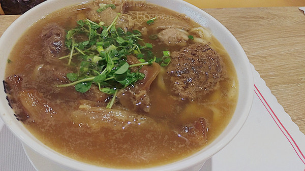 北芳園 專業精緻牛肉麵(信義店)：「台北牛肉麵」【北芳園專業精緻牛肉麵】藝人蕭敬騰愛吃，連觀光局、食尚玩家都指定必吃的牛肉麵店！