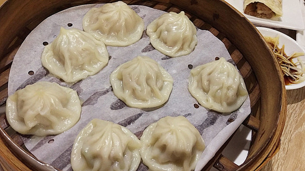 北芳園 專業精緻牛肉麵(信義店)：「台北牛肉麵」【北芳園專業精緻牛肉麵】藝人蕭敬騰愛吃，連觀光局、食尚玩家都指定必吃的牛肉麵店！