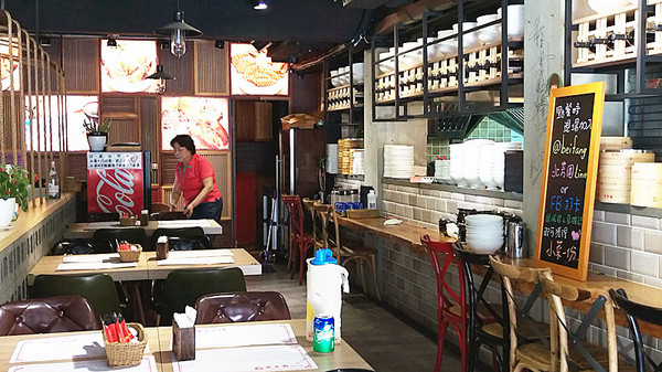 北芳園 專業精緻牛肉麵(信義店)：「台北牛肉麵」【北芳園專業精緻牛肉麵】藝人蕭敬騰愛吃，連觀光局、食尚玩家都指定必吃的牛肉麵店！