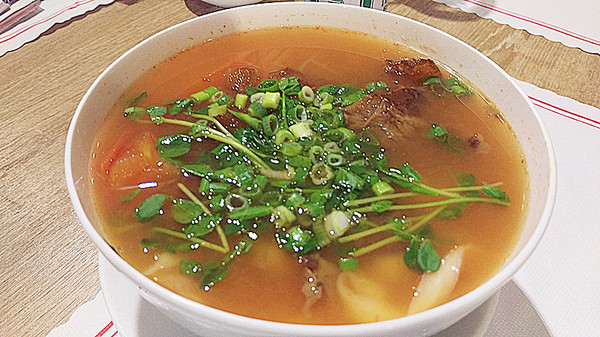 北芳園 專業精緻牛肉麵(信義店)：「台北牛肉麵」【北芳園專業精緻牛肉麵】藝人蕭敬騰愛吃，連觀光局、食尚玩家都指定必吃的牛肉麵店！