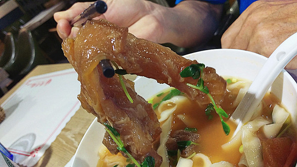 北芳園 專業精緻牛肉麵(信義店)：「台北牛肉麵」【北芳園專業精緻牛肉麵】藝人蕭敬騰愛吃，連觀光局、食尚玩家都指定必吃的牛肉麵店！