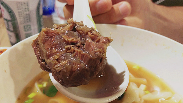 北芳園 專業精緻牛肉麵(信義店)：「台北牛肉麵」【北芳園專業精緻牛肉麵】藝人蕭敬騰愛吃，連觀光局、食尚玩家都指定必吃的牛肉麵店！