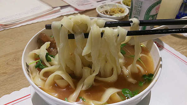 北芳園 專業精緻牛肉麵(信義店)：「台北牛肉麵」【北芳園專業精緻牛肉麵】藝人蕭敬騰愛吃，連觀光局、食尚玩家都指定必吃的牛肉麵店！