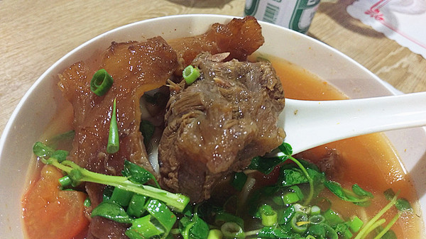 北芳園 專業精緻牛肉麵(信義店)：「台北牛肉麵」【北芳園專業精緻牛肉麵】藝人蕭敬騰愛吃，連觀光局、食尚玩家都指定必吃的牛肉麵店！